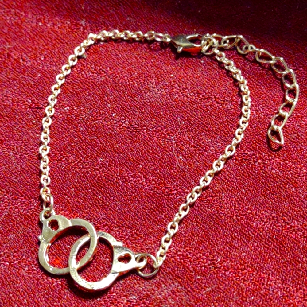 Beautiful vintage handcuffed gold tone bracelet